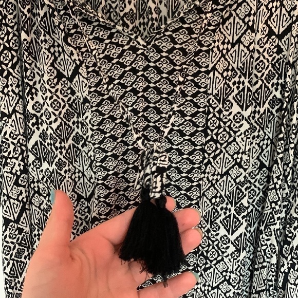 Black and White Geometric Blouse - Picture 3 of 7